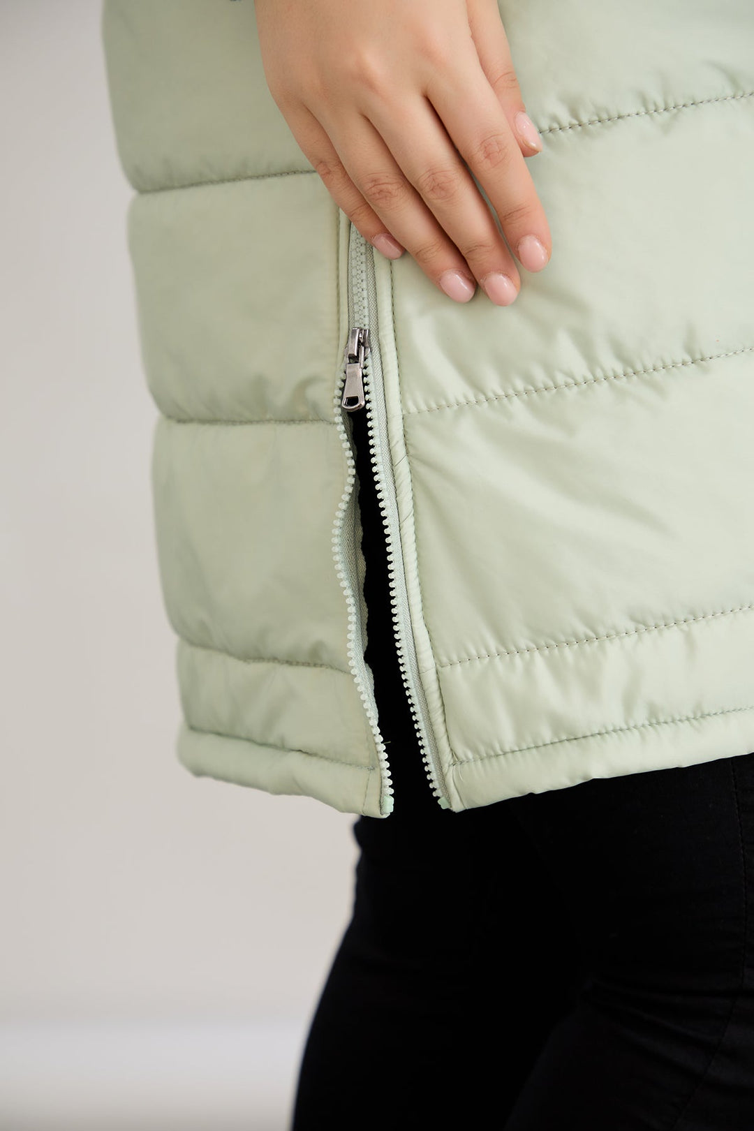 Lagan prsluk s odvojivom kapuljačom - mliječna zelena