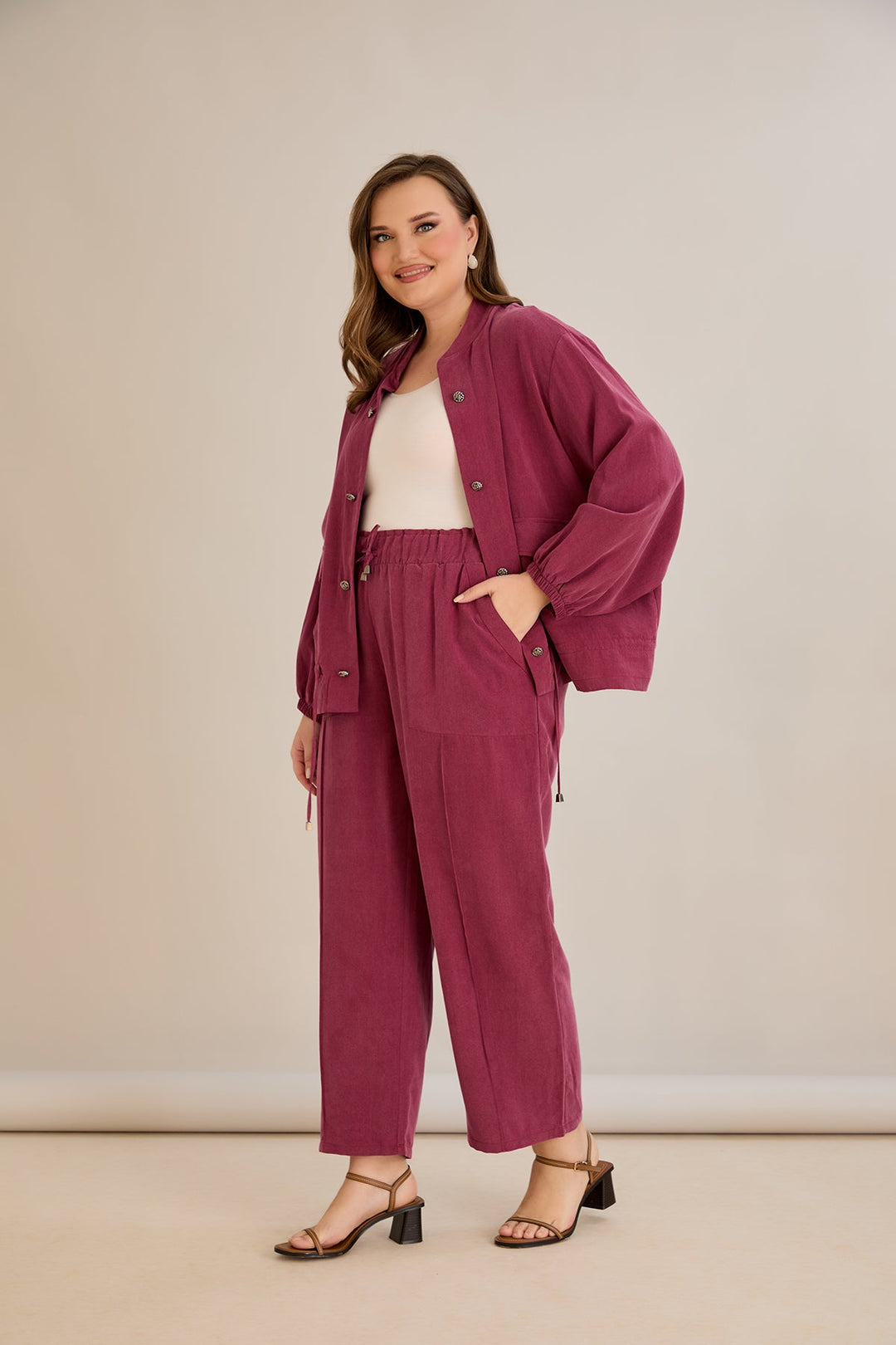 Ljetni set crni u velikim veličinama od 2 dijela: hlače + jakna.