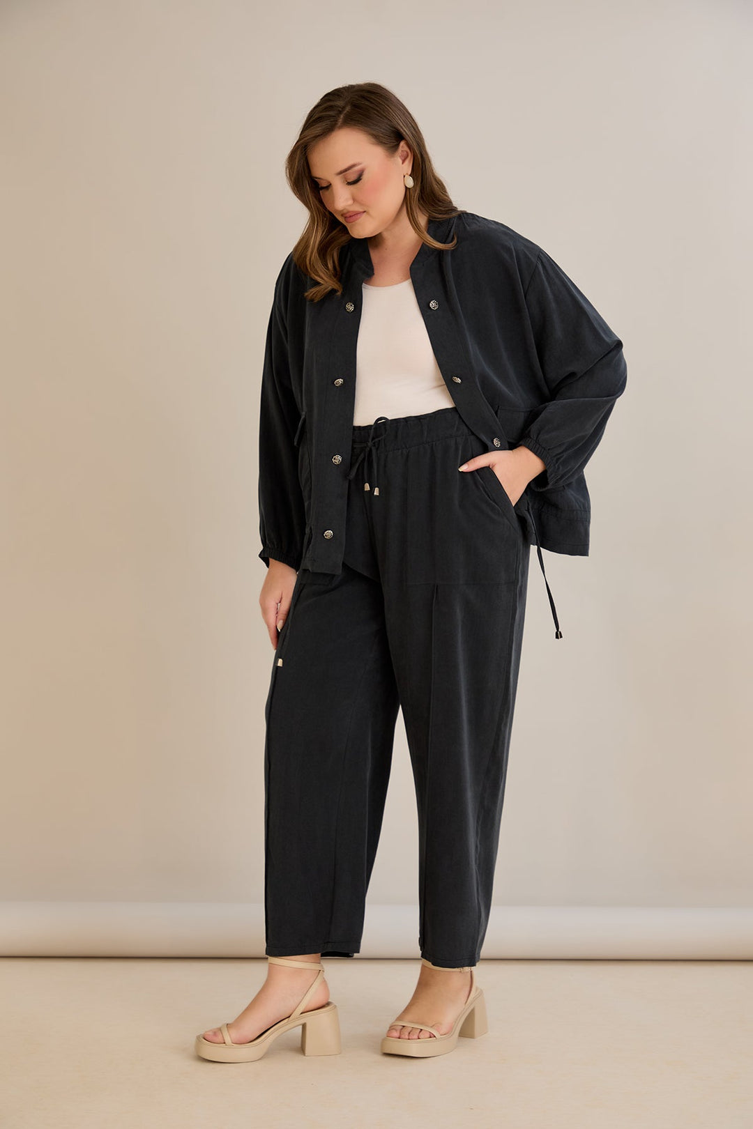 Ljetni set crni u velikim veličinama od 2 dijela: hlače + jakna.