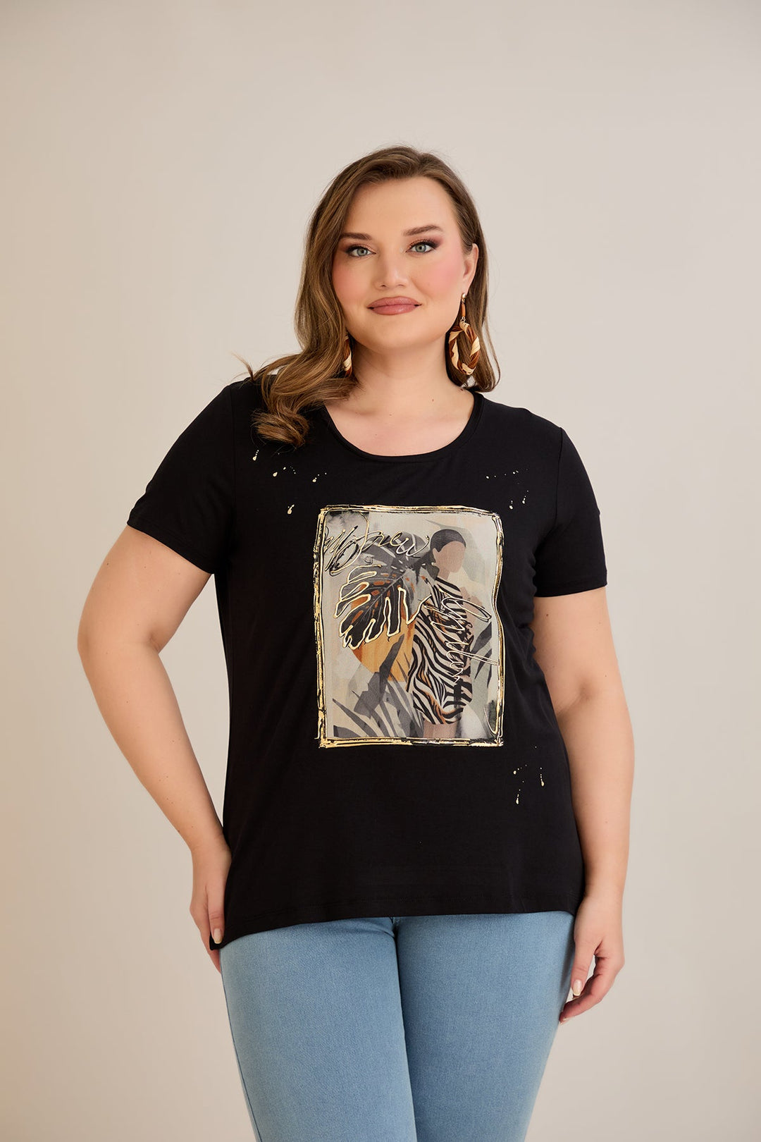 Ljetna majica od viskoze za plus-size dame s ručno oslikanom dekoracijom.