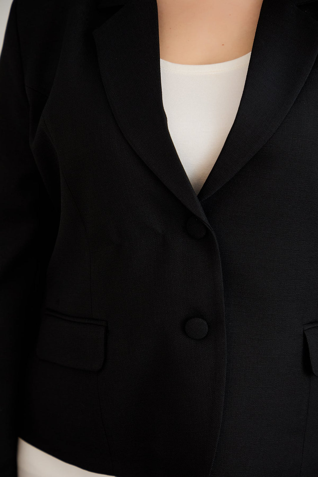 Kratak pamučni sako modernog kroja Veći brojevi - Crna