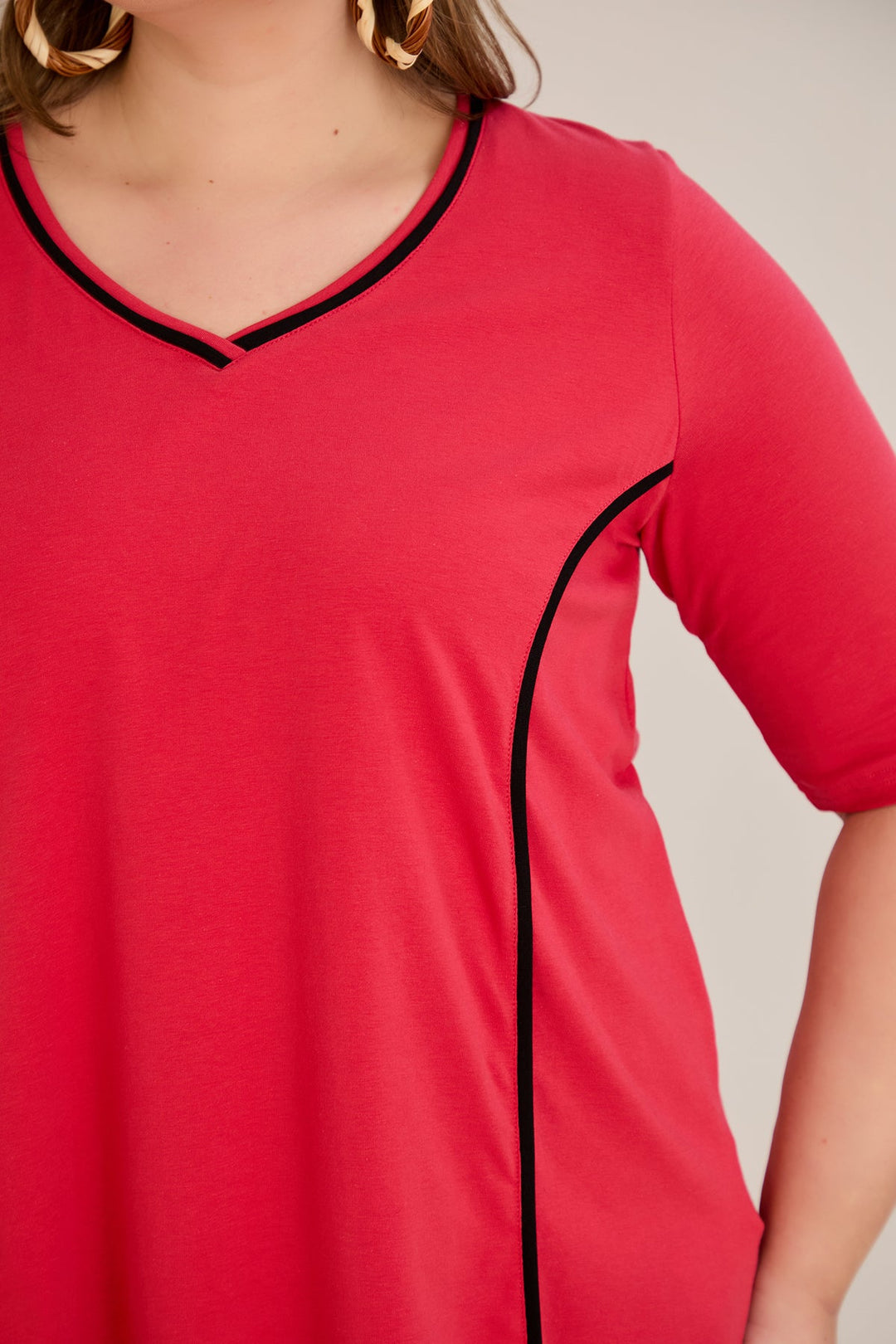 Pamučna bluza A-kroja s kontrastnim detaljima i kratkim rukavima –
 koraljna.