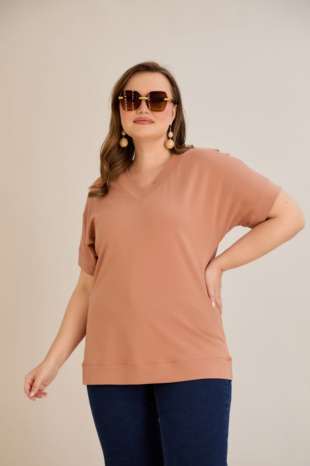 Pamučna majica s V-izrezom - karamel boja