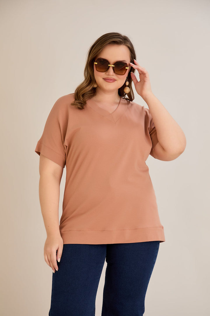 Pamučna majica s V-izrezom - karamel boja