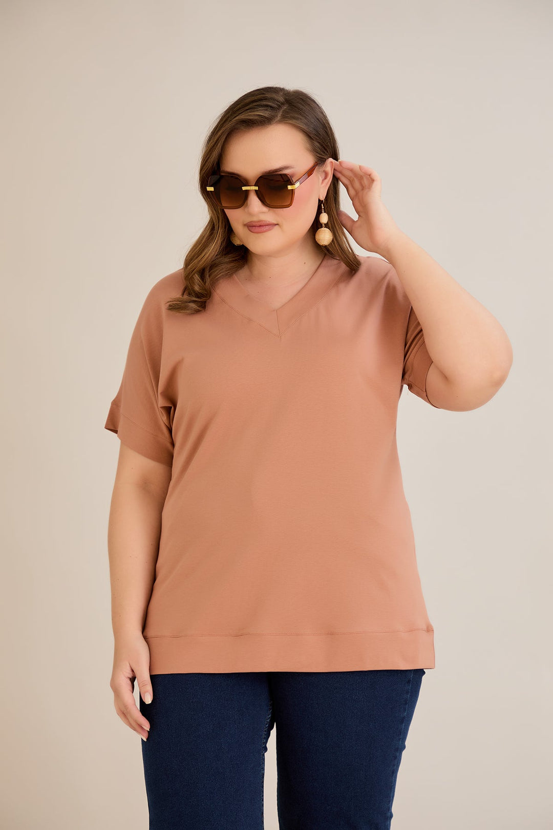 Pamučna majica s V-izrezom - karamel boja