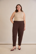 Elastične ženske hlače s gumbima u boji cokolade