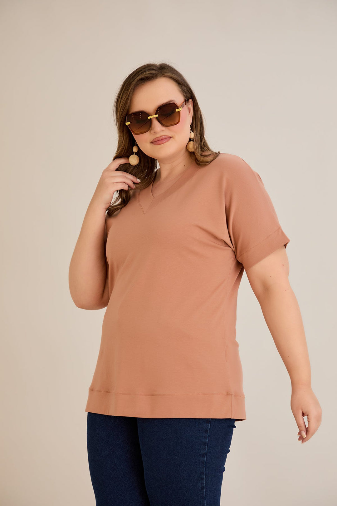 Pamučna majica s V-izrezom - karamel boja