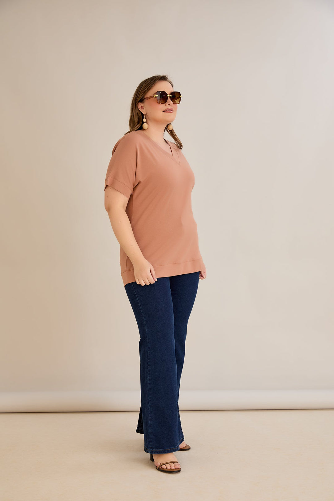 Pamučna majica s V-izrezom - karamel boja