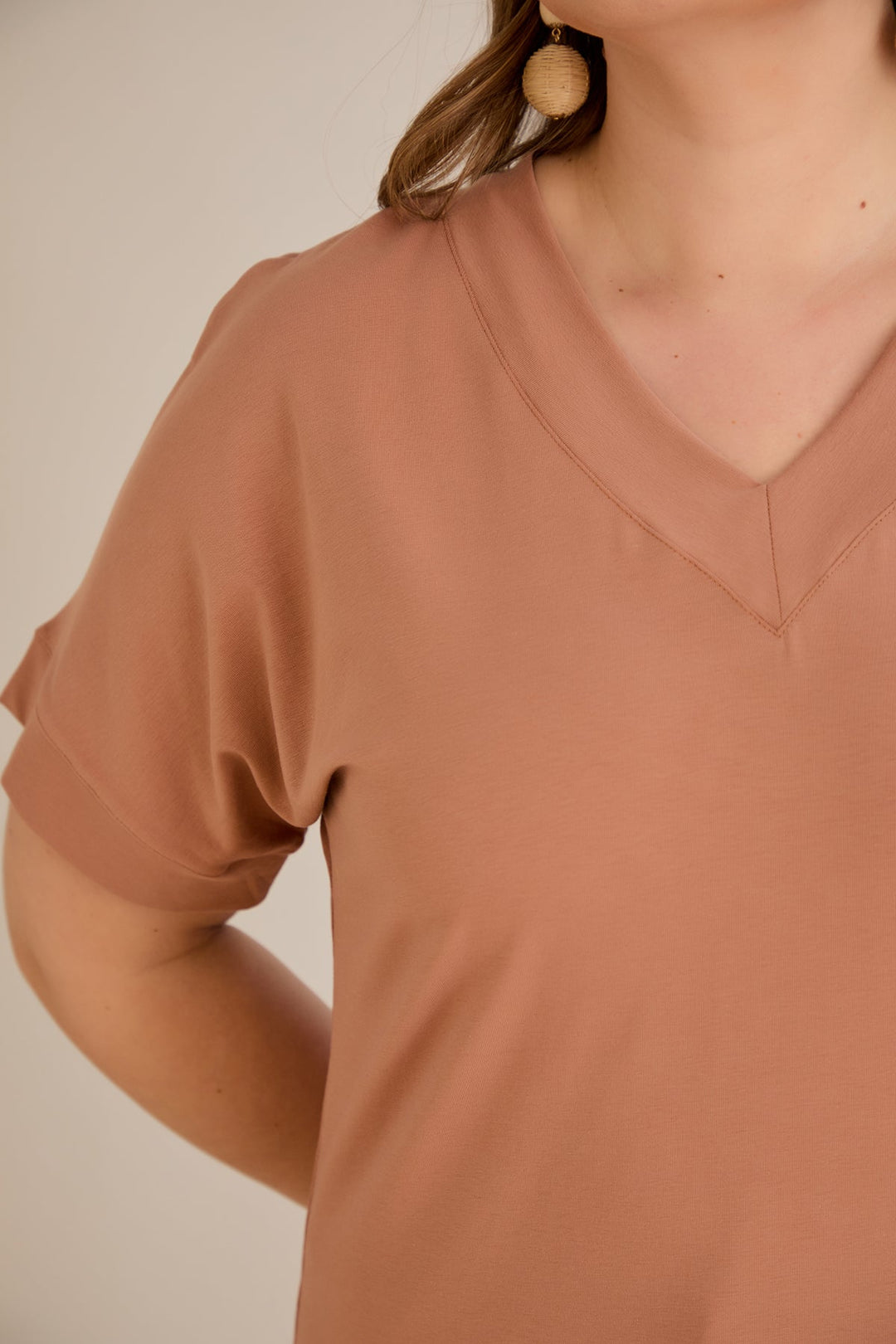 Pamučna majica s V-izrezom - karamel boja
