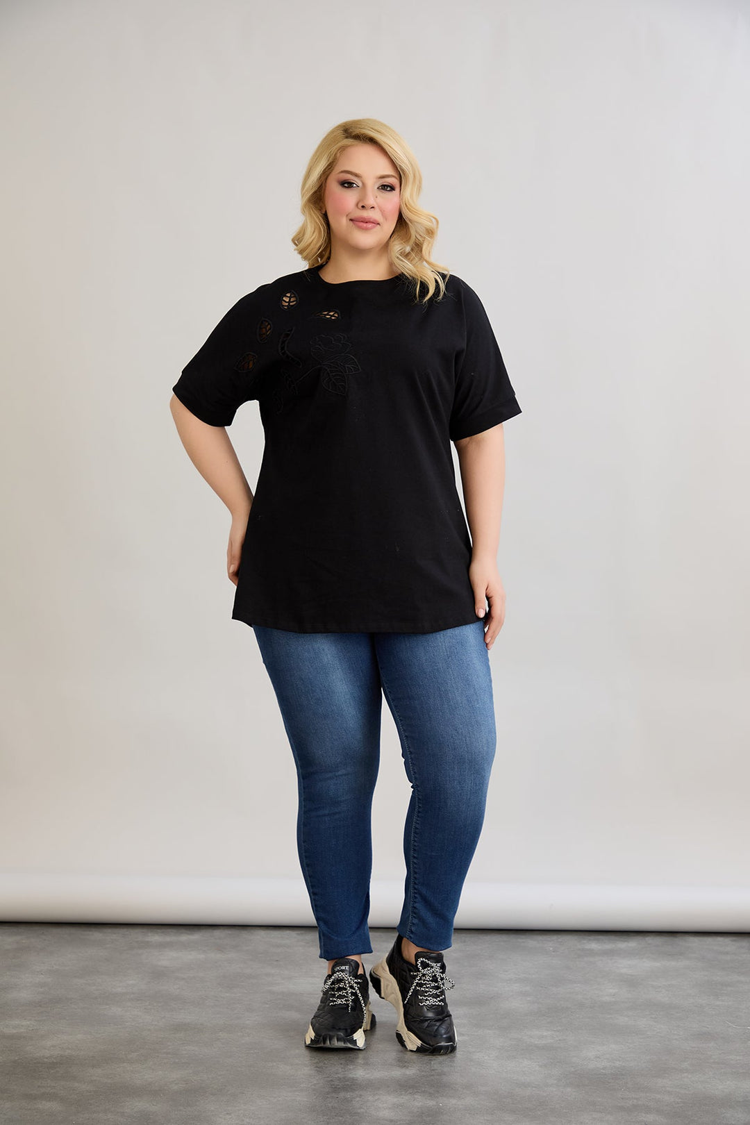 Pamuk s vezom na dekolteu - Crna