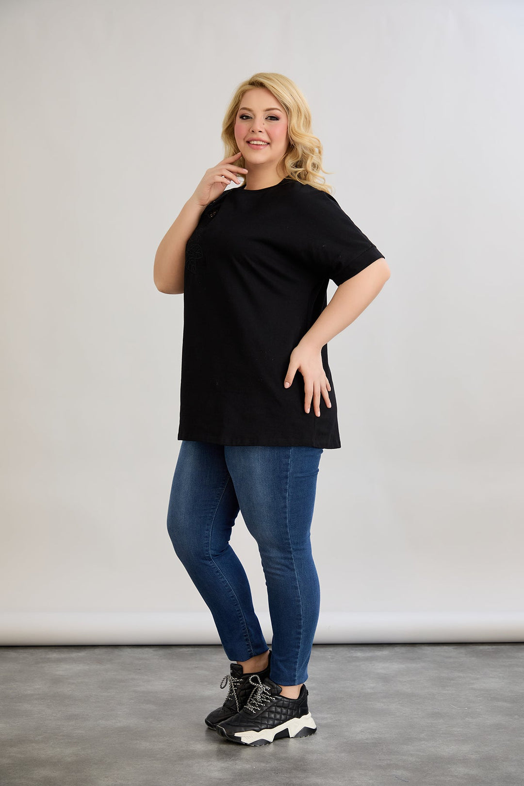 Pamuk s vezom na dekolteu - Crna