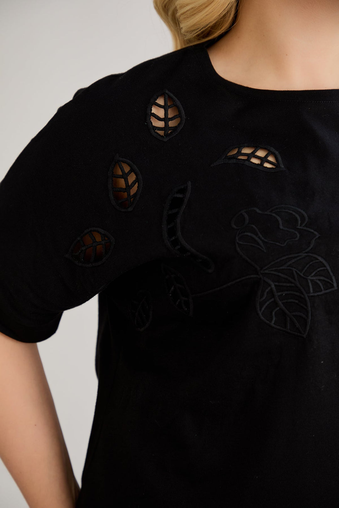 Pamuk s vezom na dekolteu - Crna