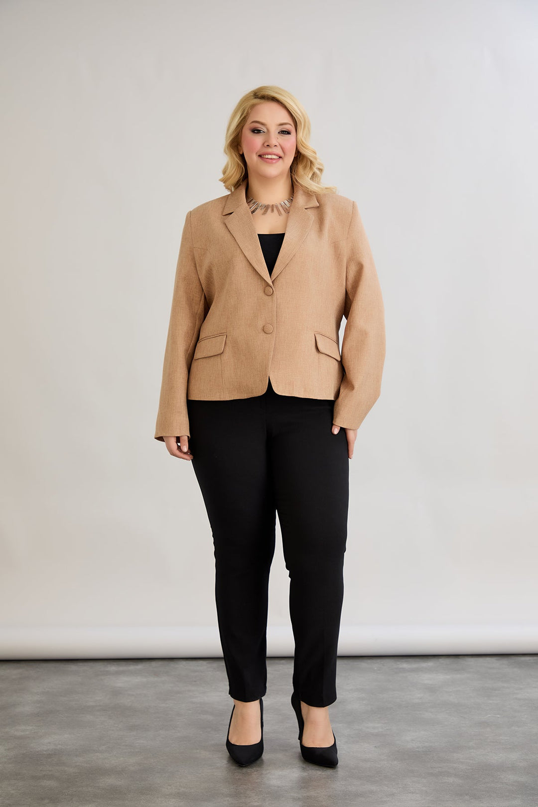 Kratak pamučni sako modernog kroja Veći brojevi - moka mus