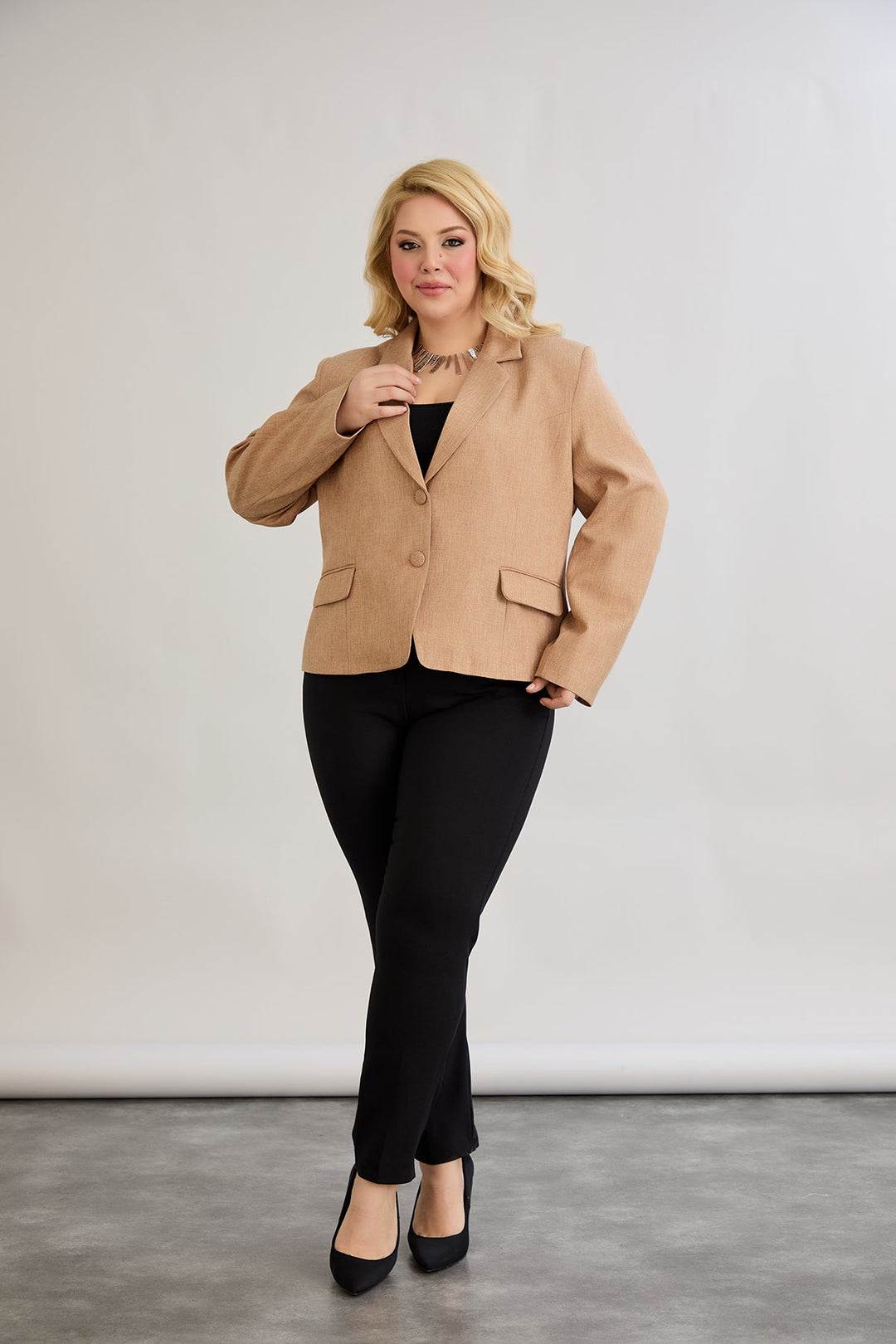 Kratak pamučni sako modernog kroja Veći brojevi - moka mus