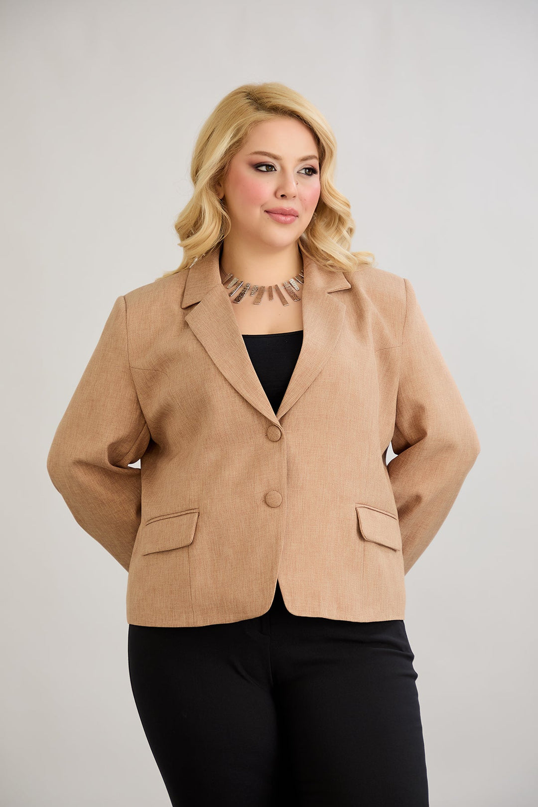 Kratak pamučni sako modernog kroja Veći brojevi - moka mus