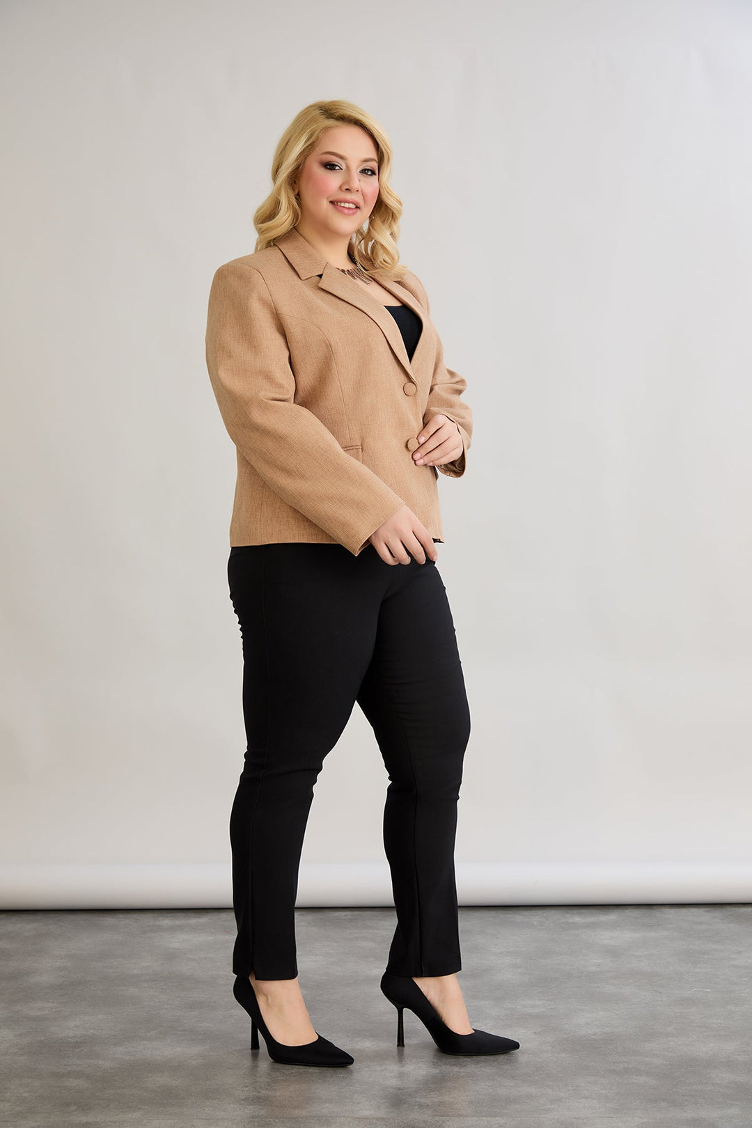 Kratak pamučni sako modernog kroja Veći brojevi - moka mus