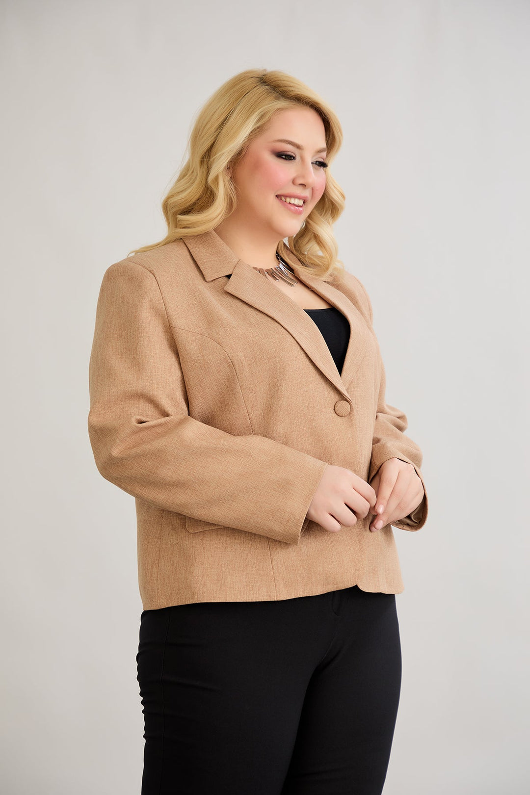 Kratak pamučni sako modernog kroja Veći brojevi - moka mus