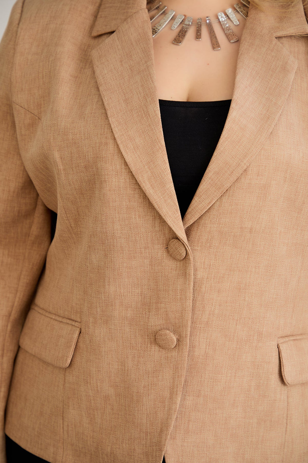 Kratak pamučni sako modernog kroja Veći brojevi - moka mus