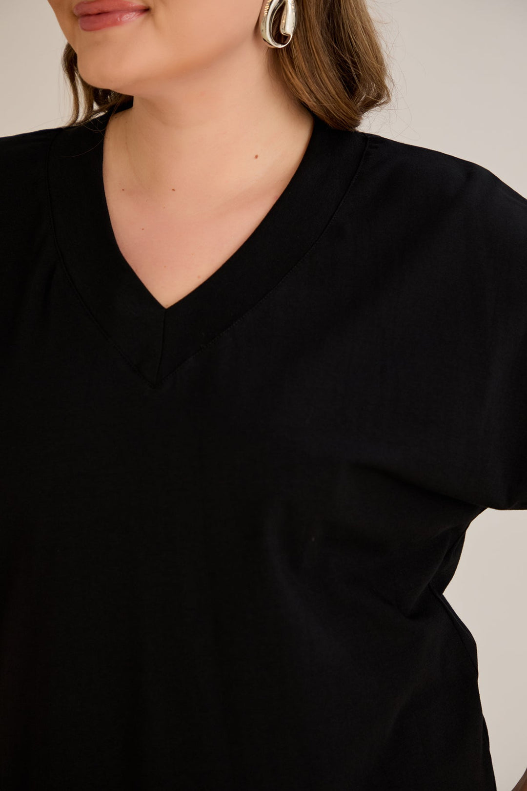 Pametna pamučna majica s V-izrezom - Crna