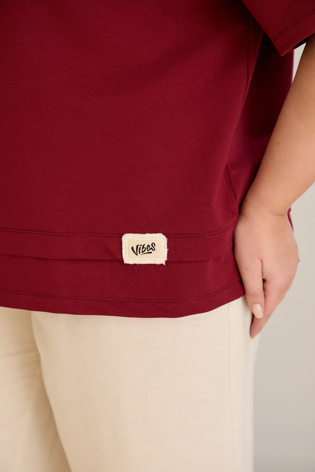 Oversize 100% pamučna majica s naglaskom na Vibes - Burgund 10877