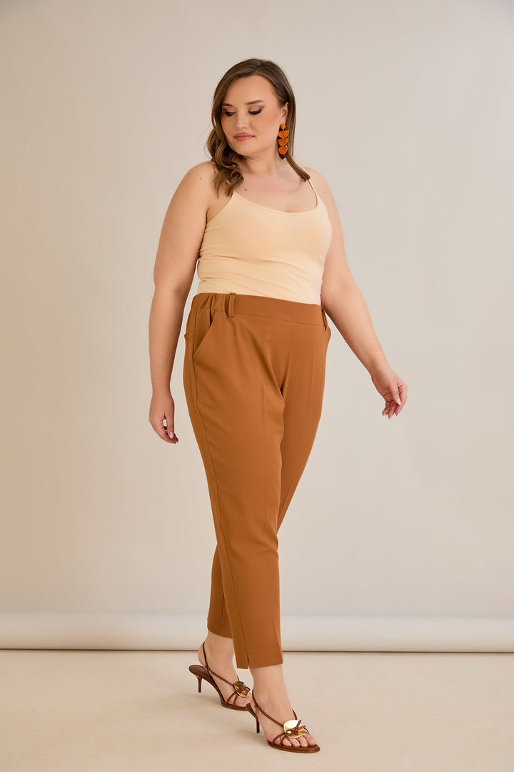 Ljetne smeđe hlače velikih veličina