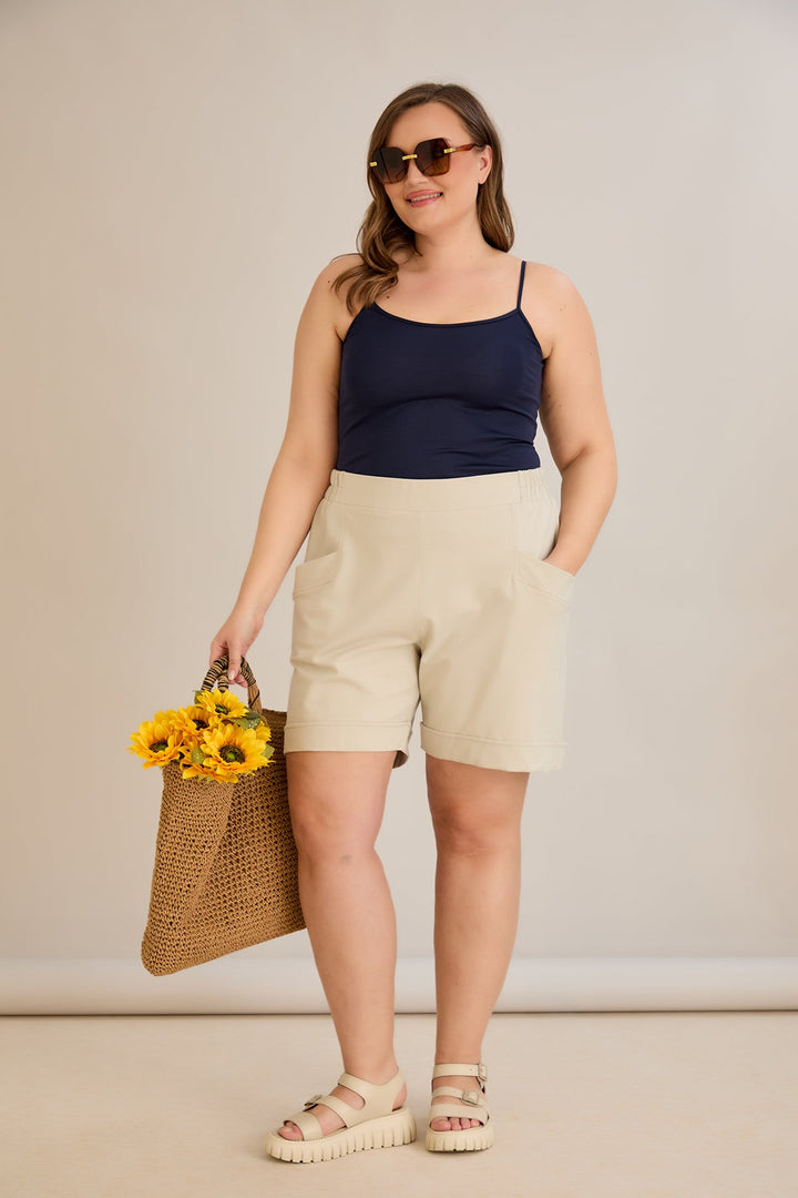 Kratke hlače dostupne su u pet boja - mliječno siva