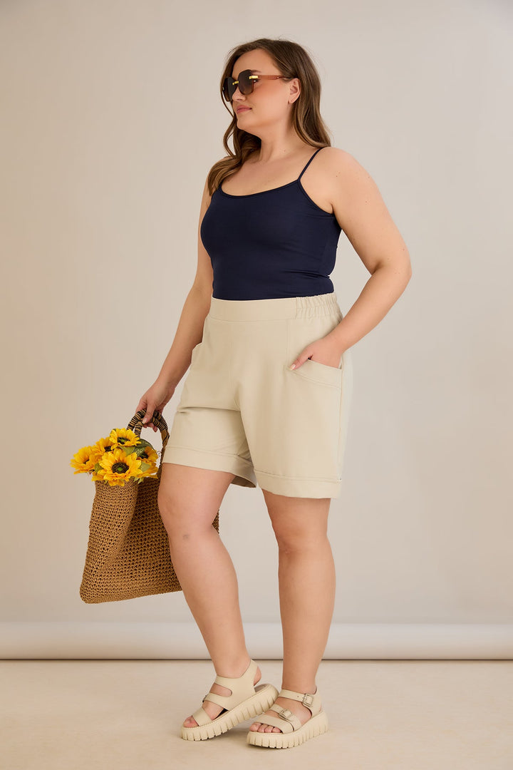 Kratke hlače dostupne su u pet boja - mliječno siva