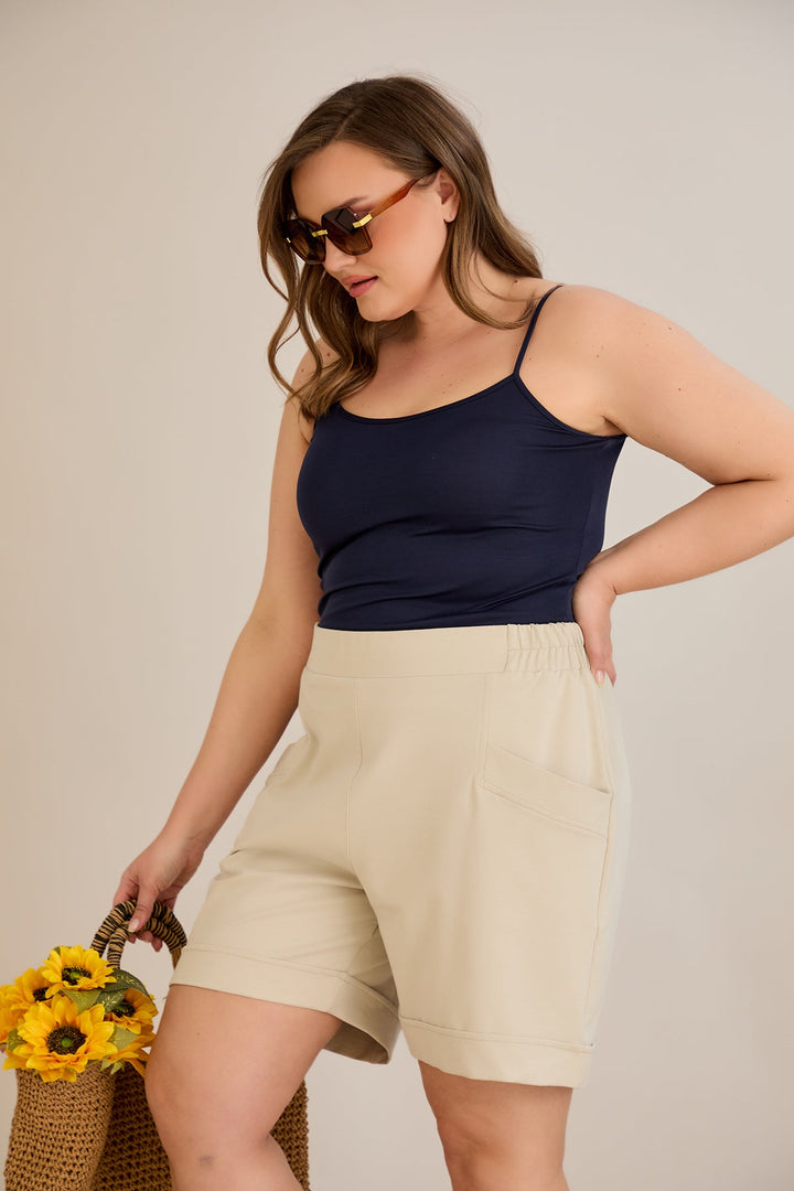 Kratke hlače dostupne su u pet boja - mliječno siva