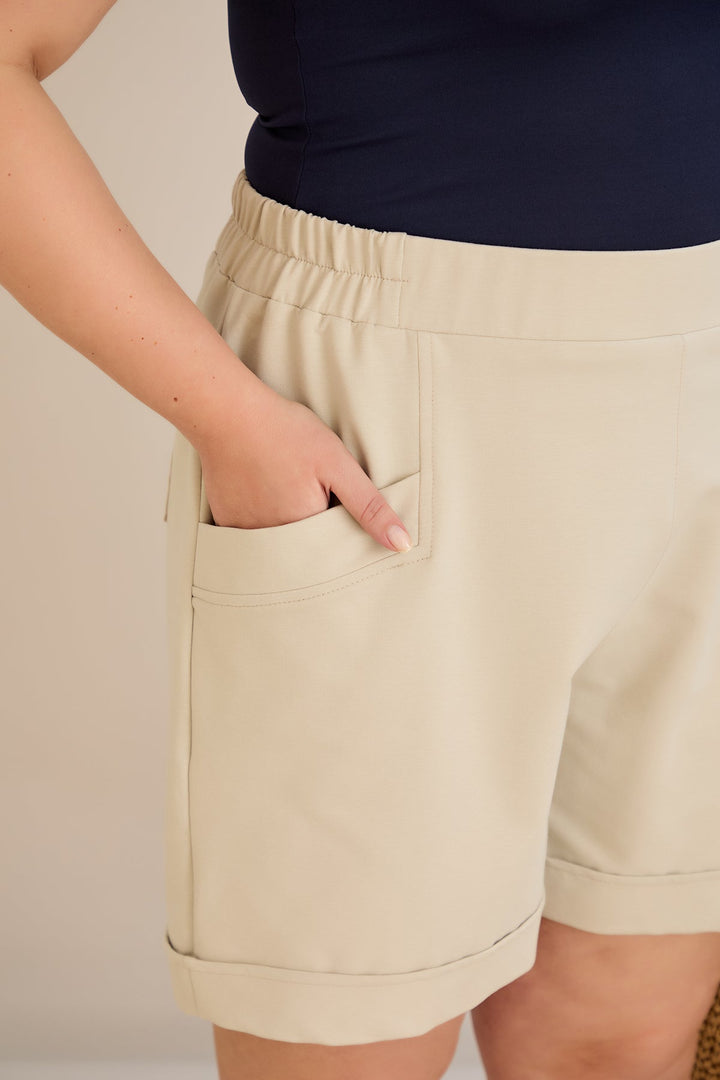 Kratke hlače dostupne su u pet boja - mliječno siva