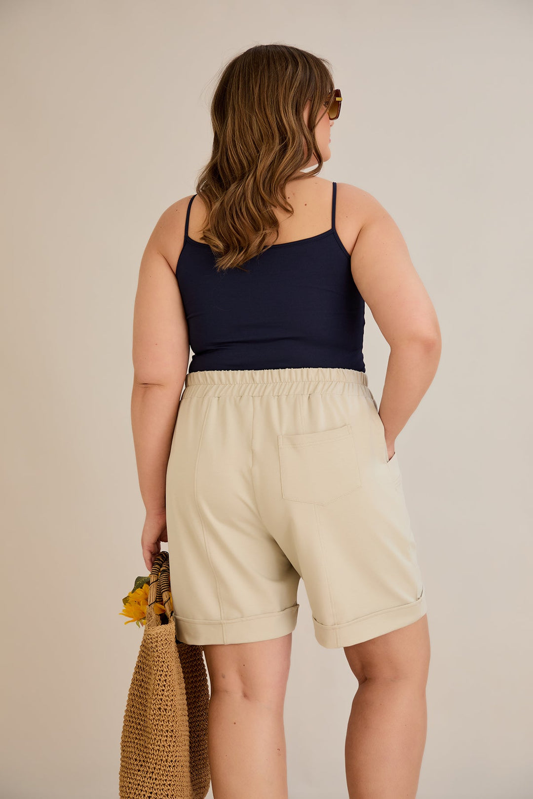 Kratke hlače dostupne su u pet boja - mliječno siva