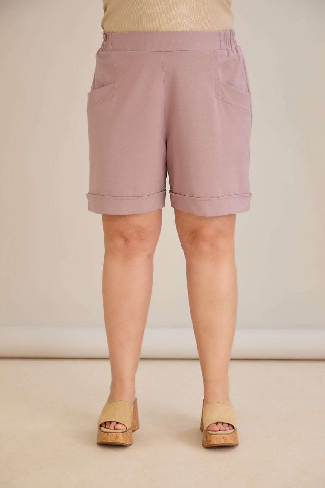 Kratke hlače dostupne u pet boja - mliječna ružičasta.