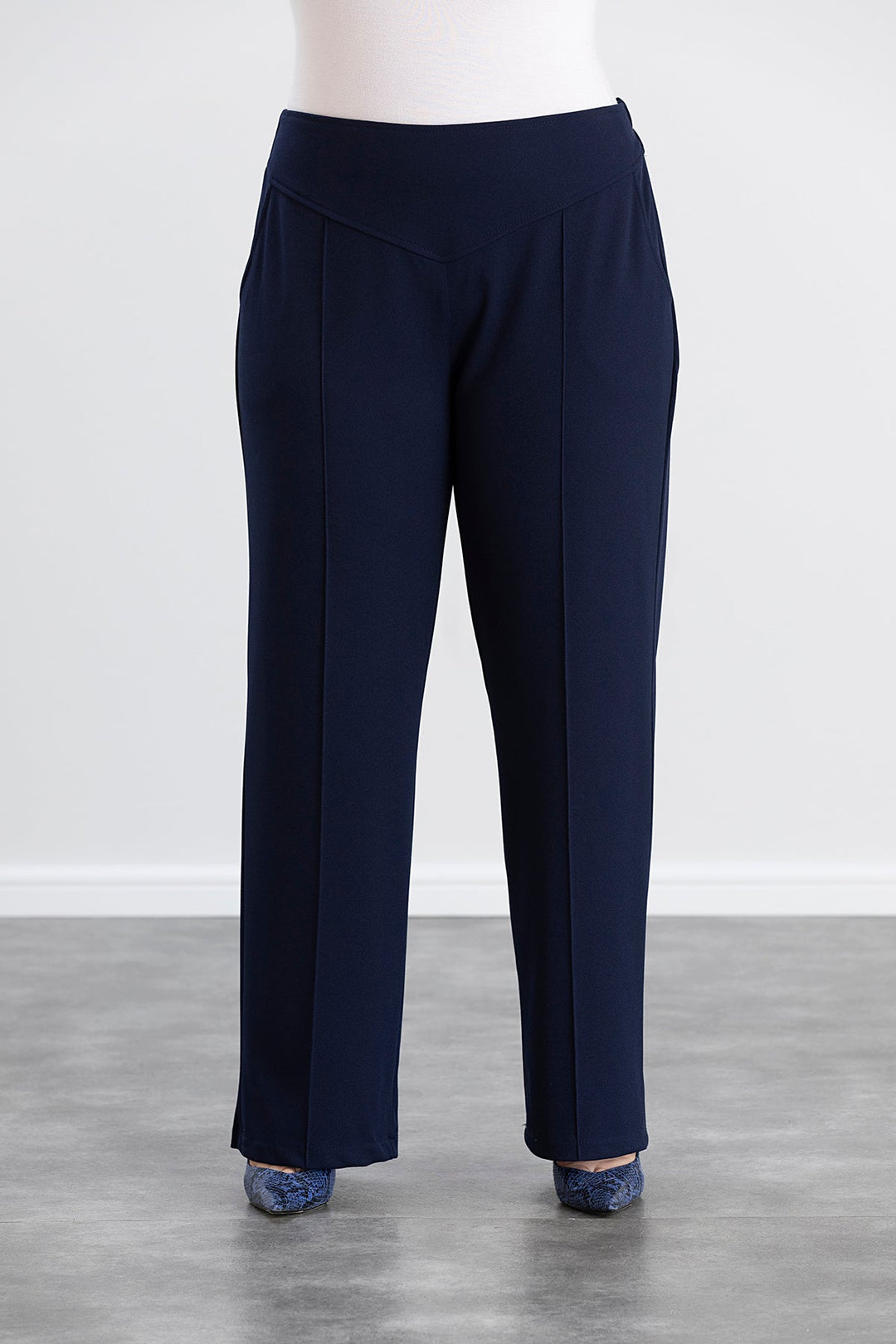 Široke hlače tamnoplave boje, veliki brojevi