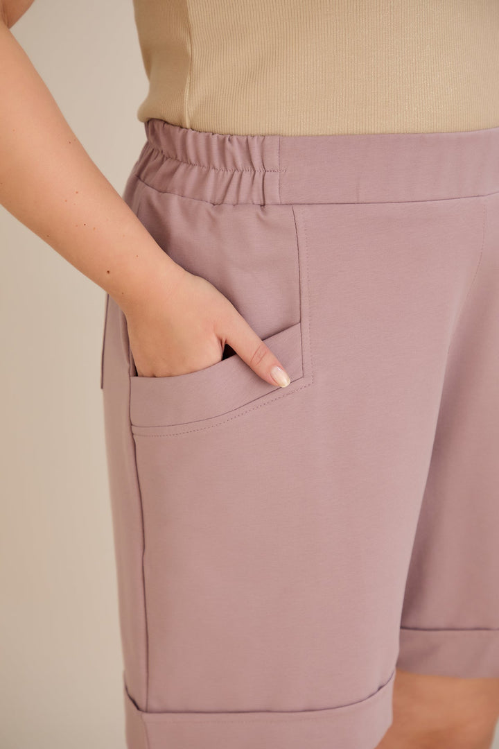 Kratke hlače dostupne u pet boja - mliječna ružičasta.