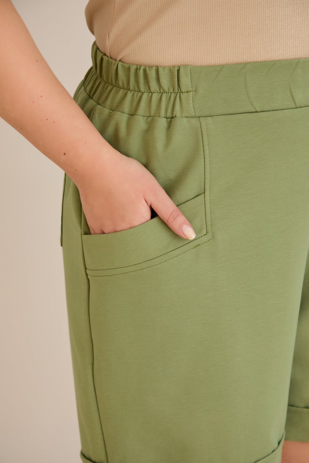 Kratke hlače dostupne u pet boja - Zelena