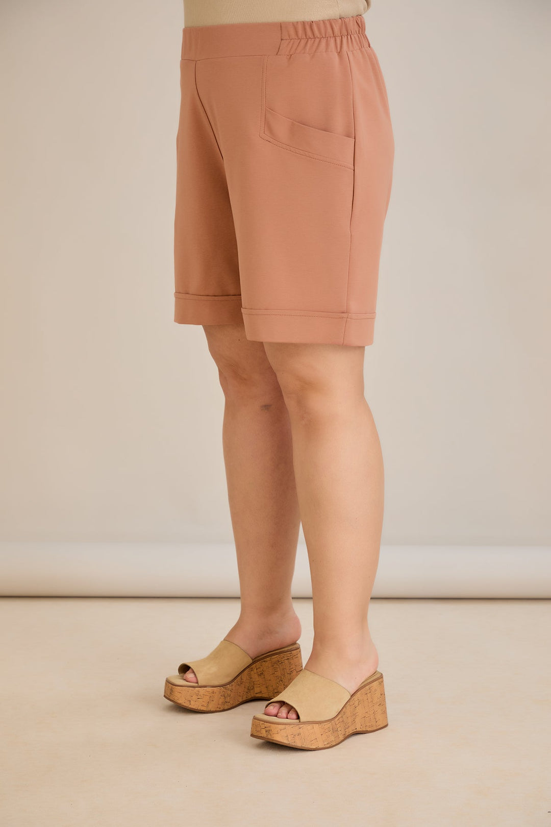 Kratke hlače dostupne u pet boja - moka.