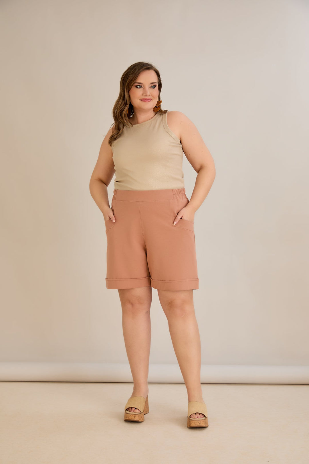 Kratke hlače dostupne u pet boja - moka.