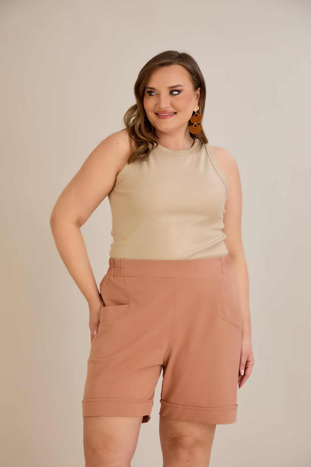 Kratke hlače dostupne u pet boja - moka.