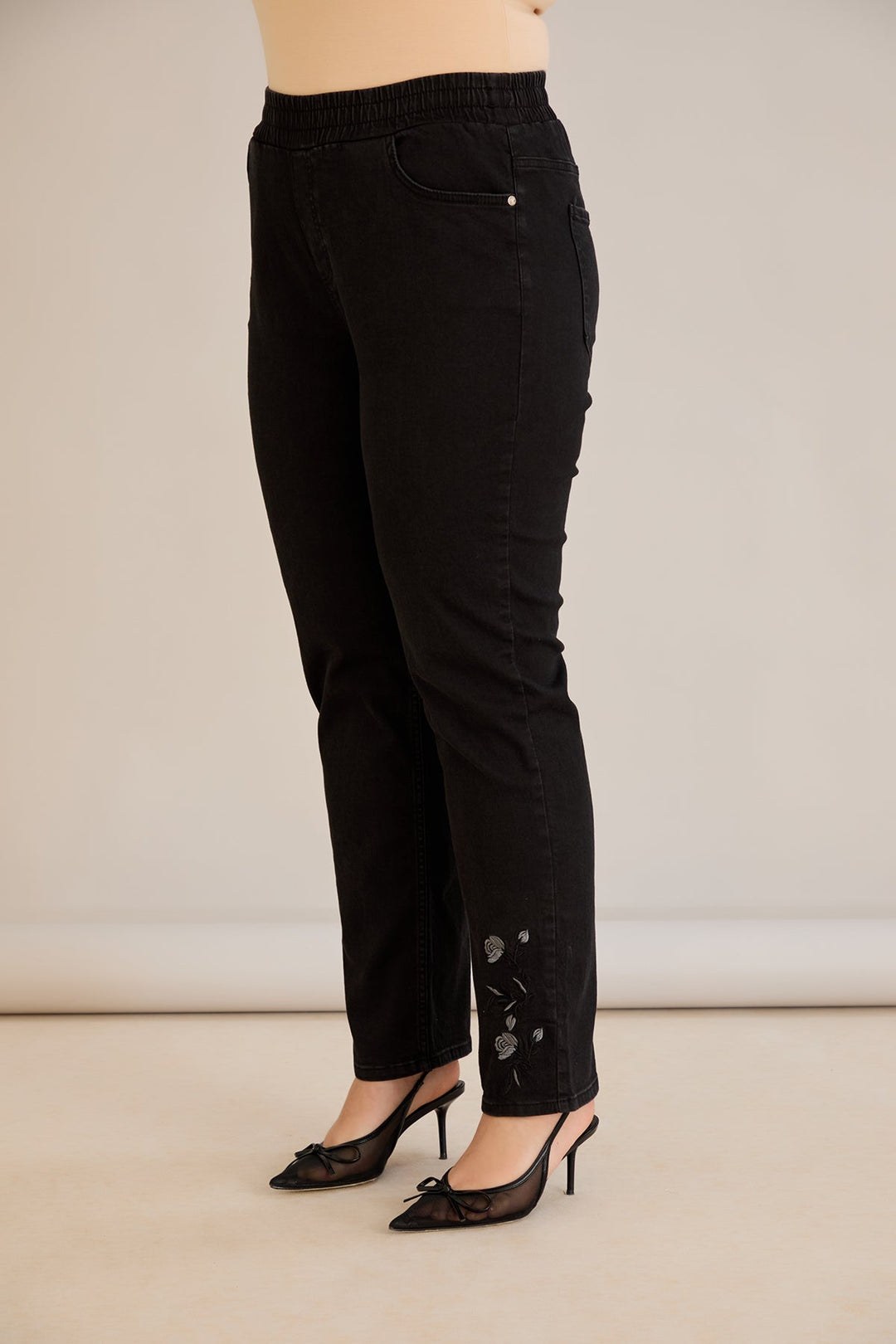 Damske elastične traperice s vezom - Crna