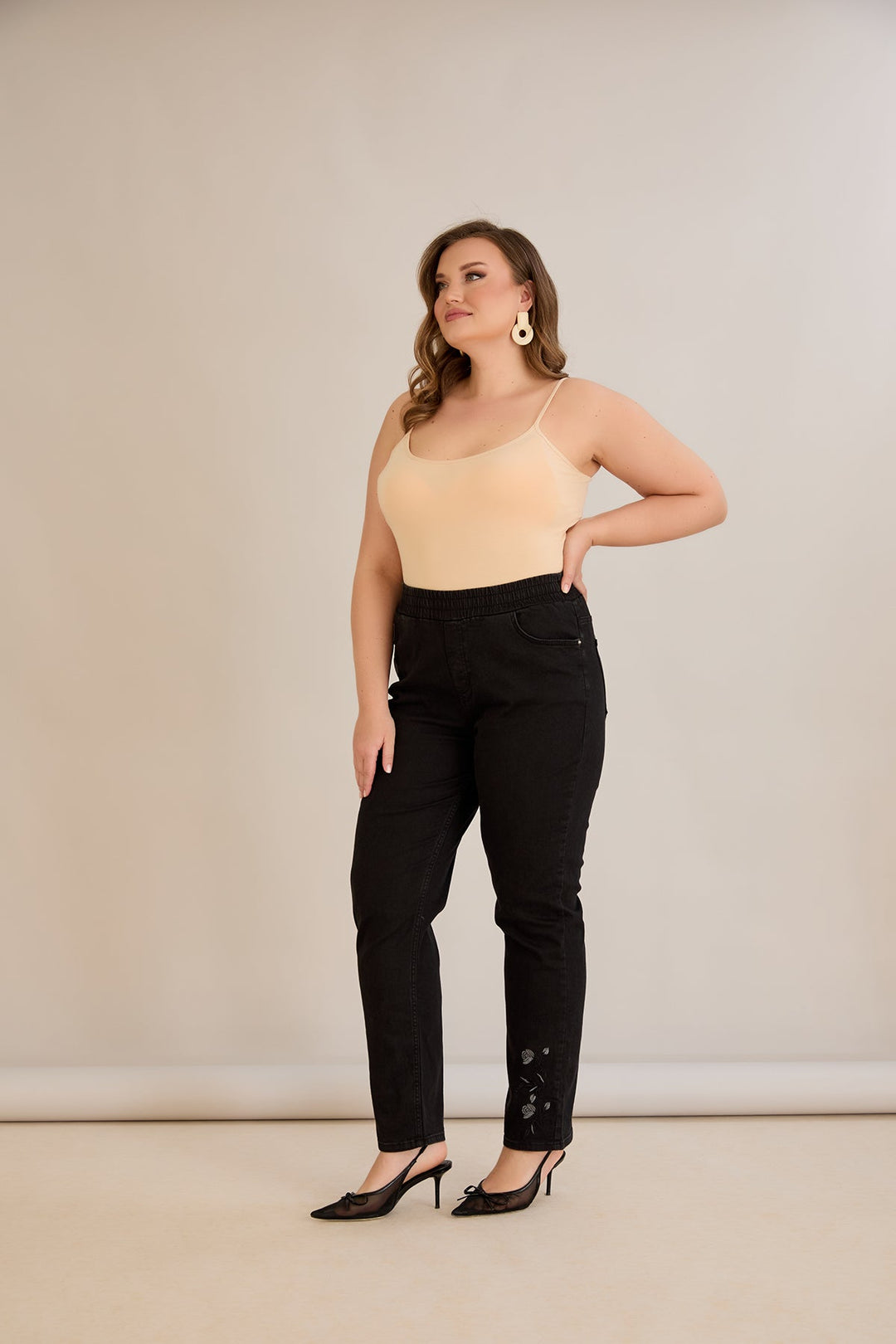 Damske elastične traperice s vezom - Crna