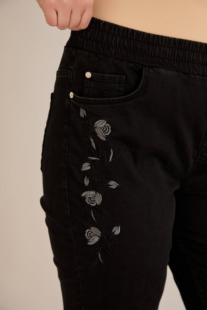 Damske elastične traperice s vezom - Crna