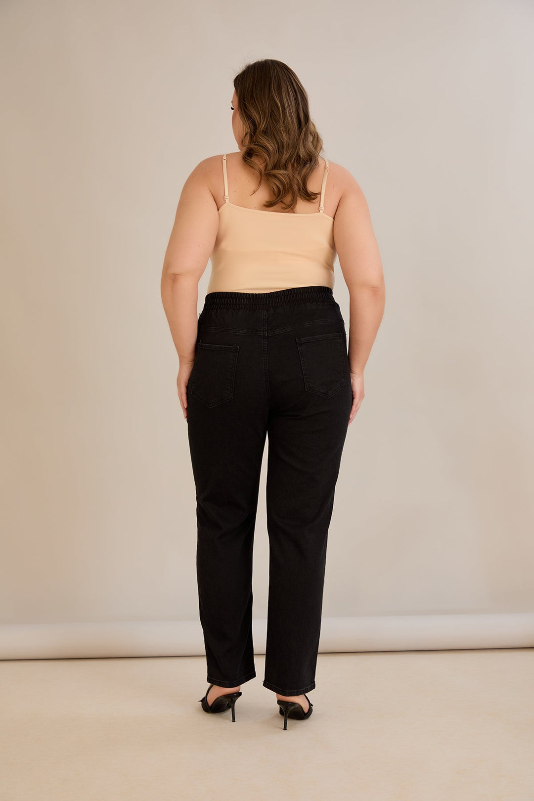 Damske elastične traperice s vezom - Crna