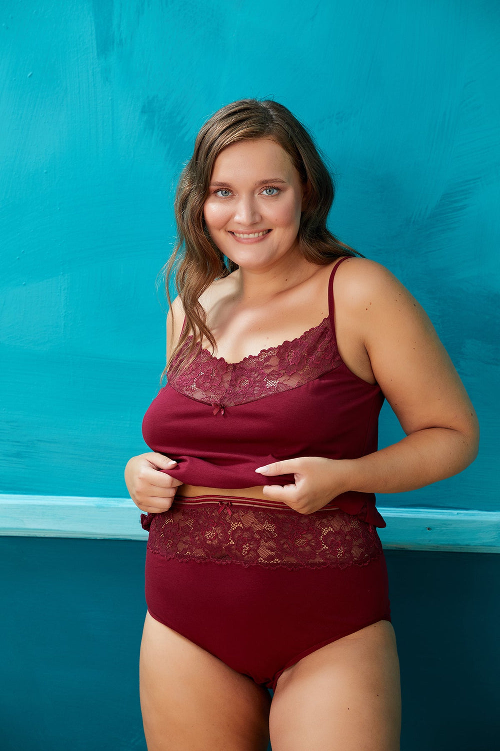 Памучни дълбоки бикини с дантела в големи размери