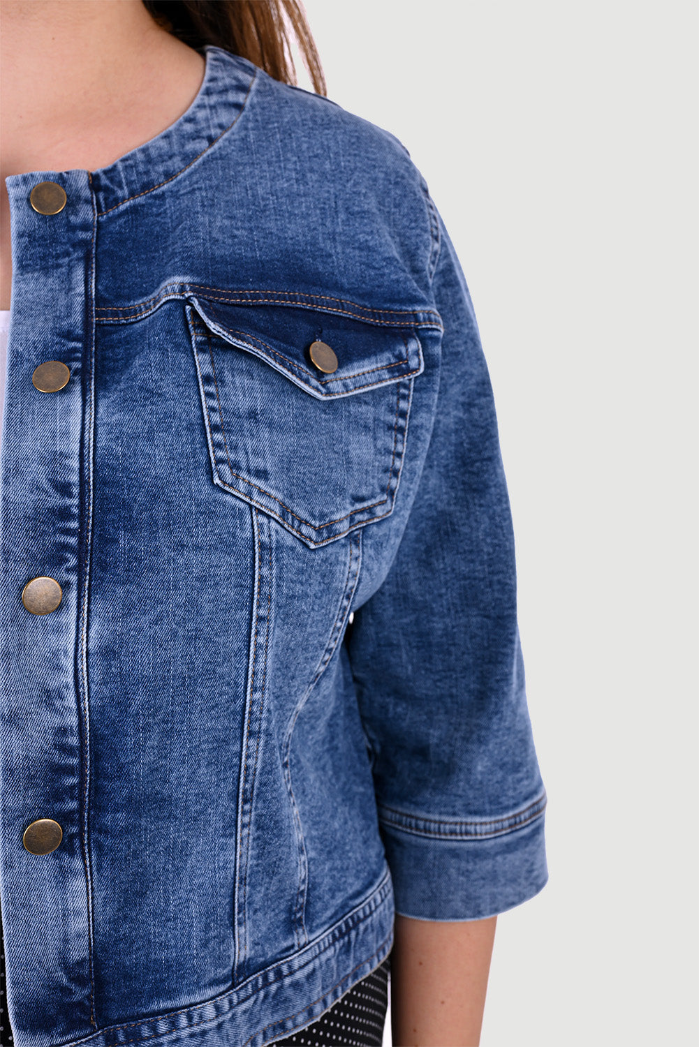 Късо дънково яке в големи размери