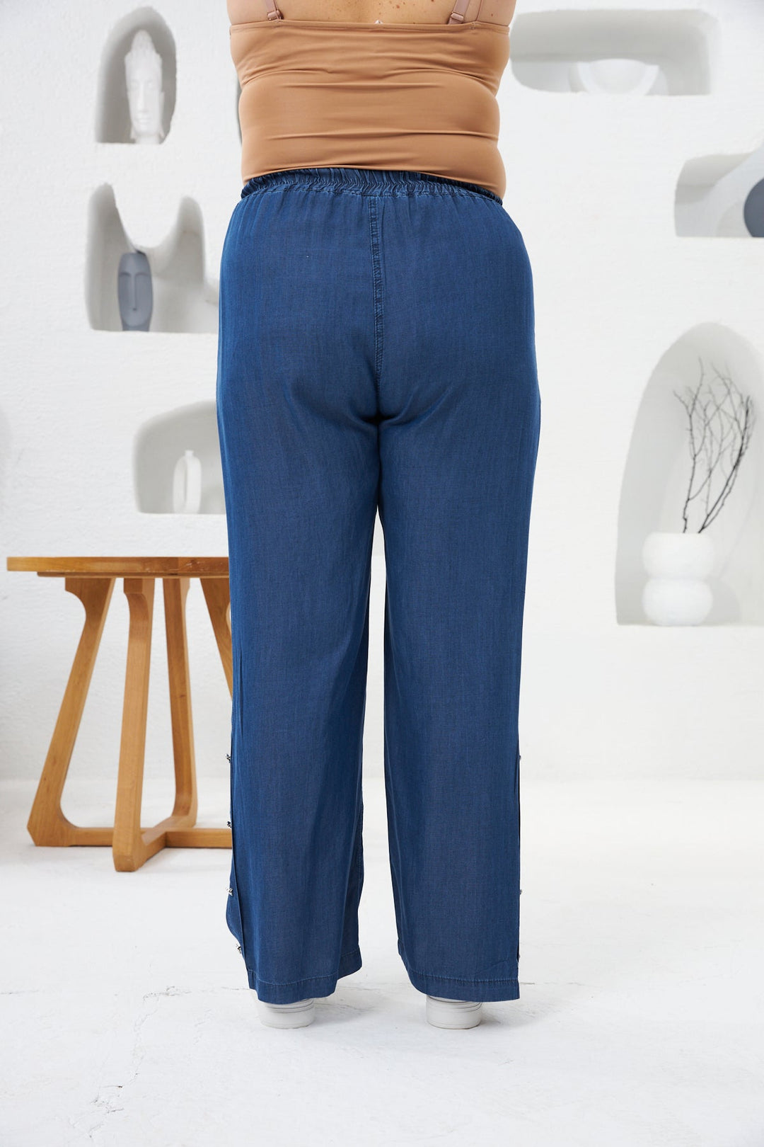 Široke traperice od tencela s dekorativnim gumbima