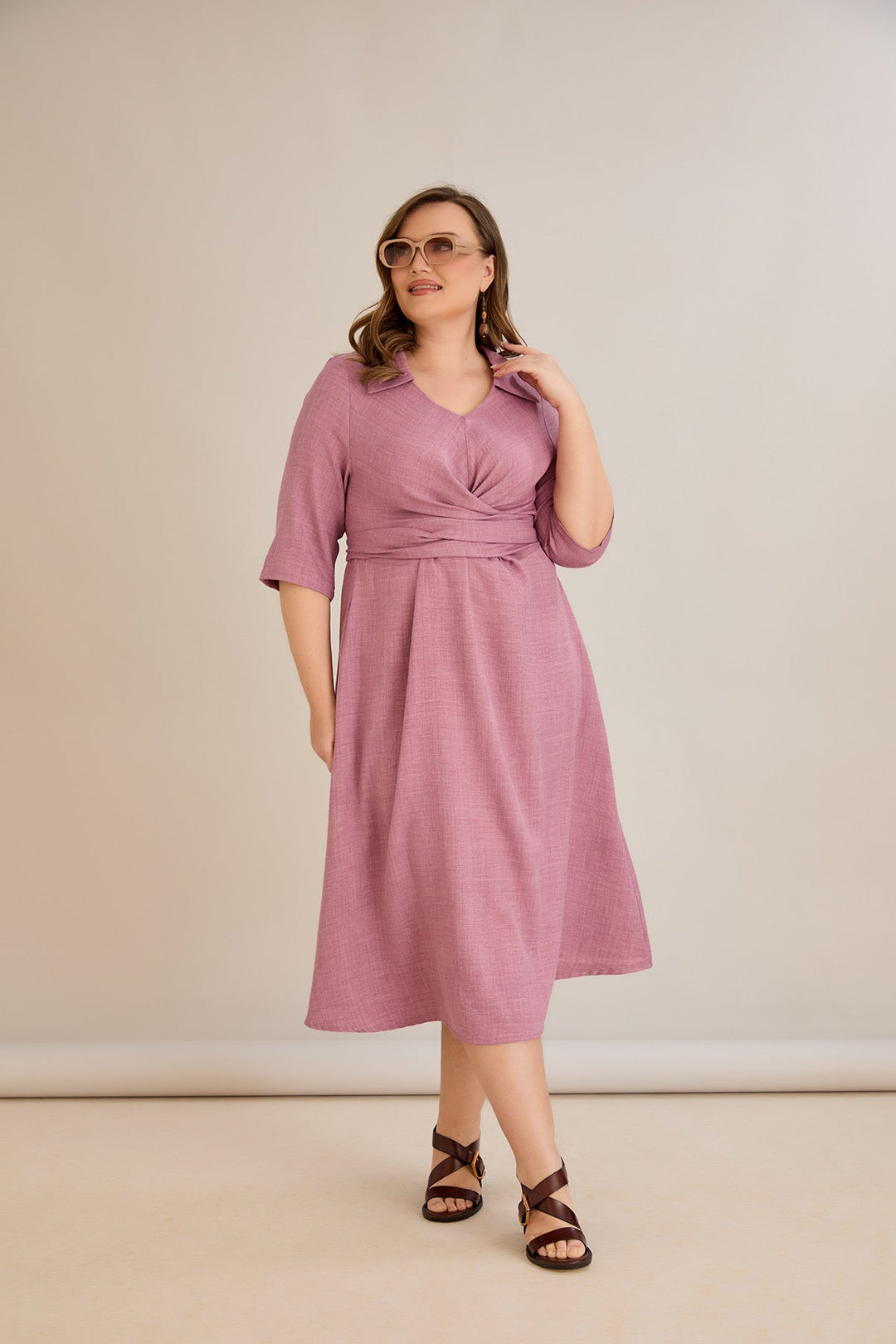 Elegantna haljina s atraktivnim dizajnom - plisirana od ruža.