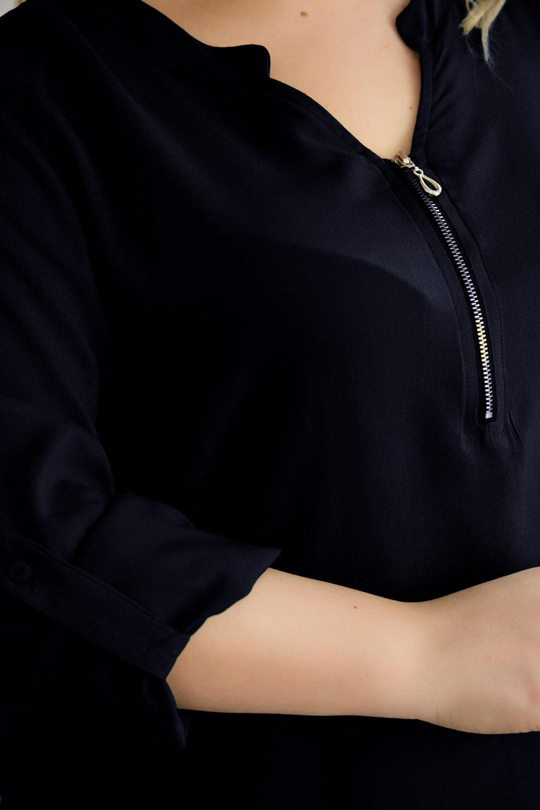 Bluzica od viskoze s patentnim zatvaračem na dekolteu - Crna