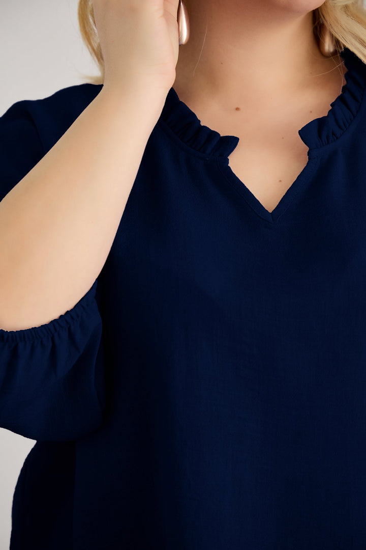 Bluzica s volanom na izrezu i 3/4 rukavima - Tamnoplava