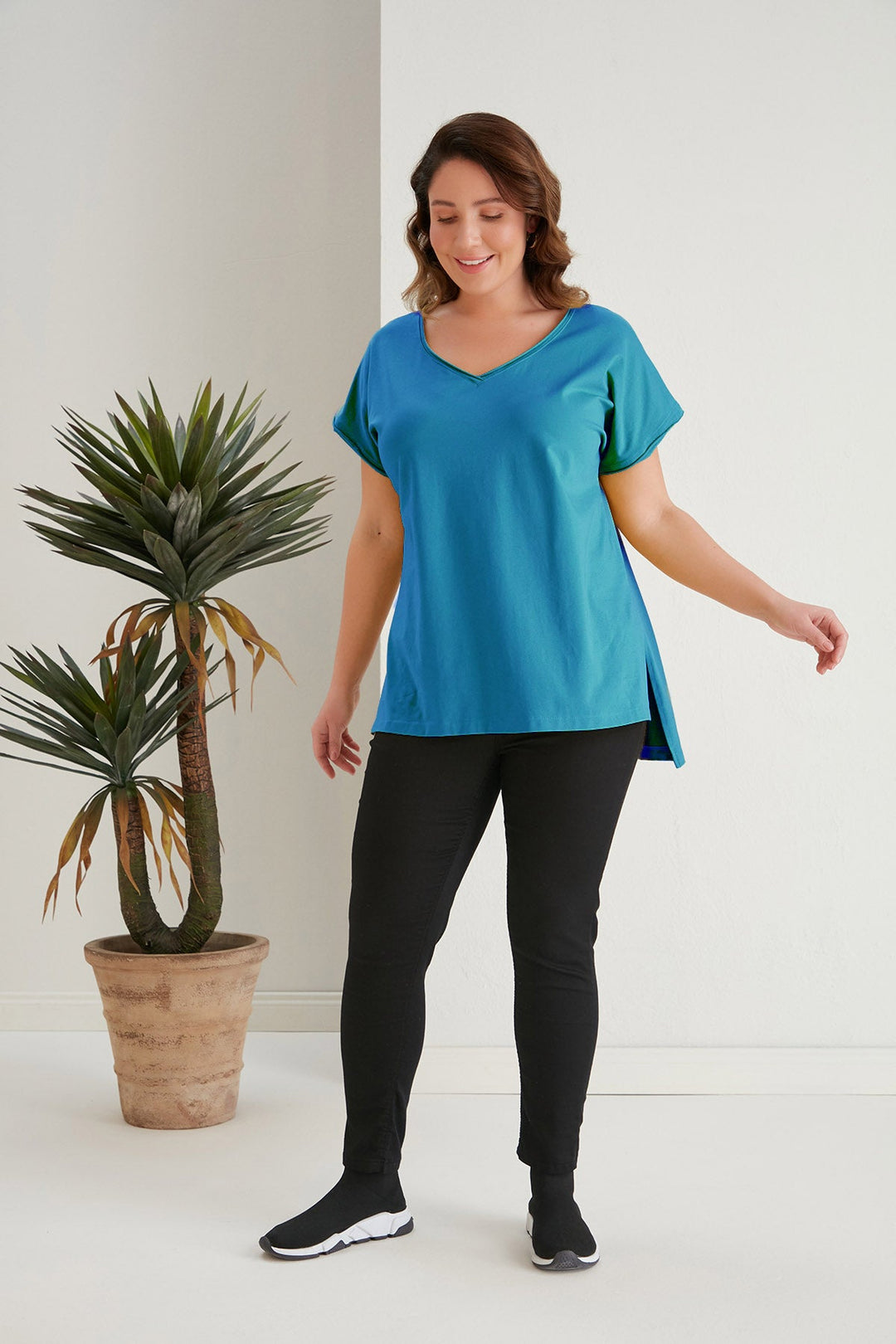 Памучен тишърт в големи размери с V-деколте и цепки в 7 цвята - син