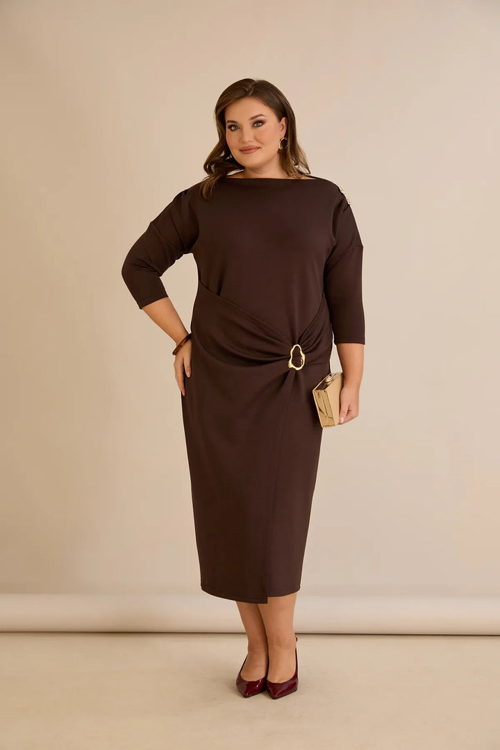 Elegantna haljina s brodskim dekolteom i zlatnim detaljima