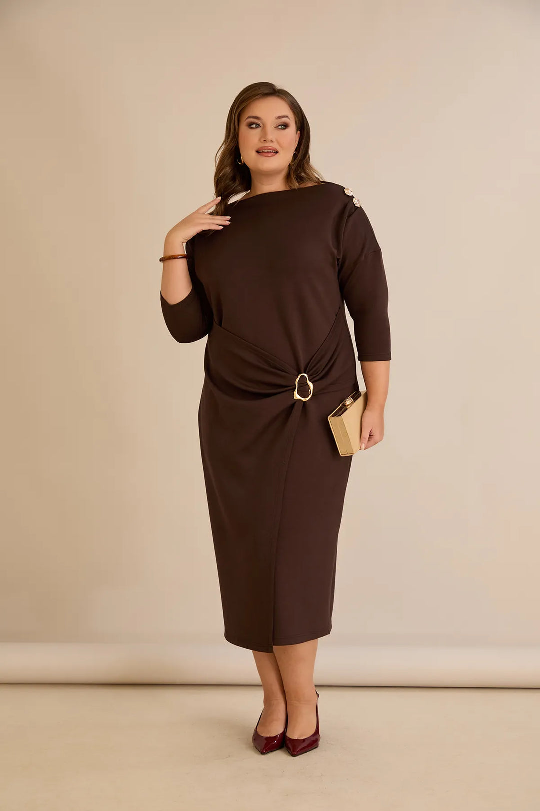 Elegantna haljina s brodskim dekolteom i zlatnim detaljima